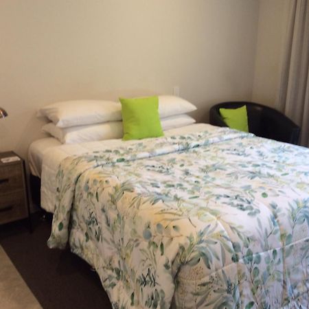 Acacia Lake View Motel Таупо Екстер'єр фото