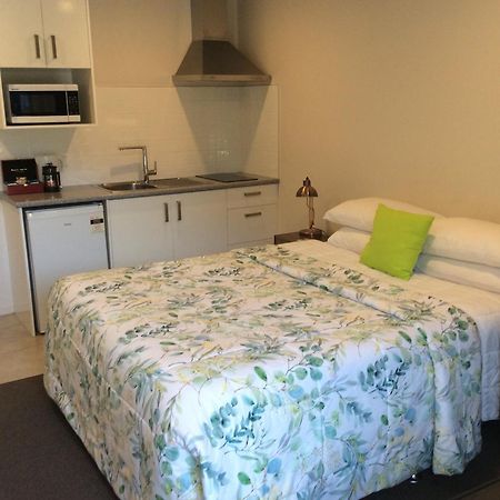 Acacia Lake View Motel Таупо Екстер'єр фото